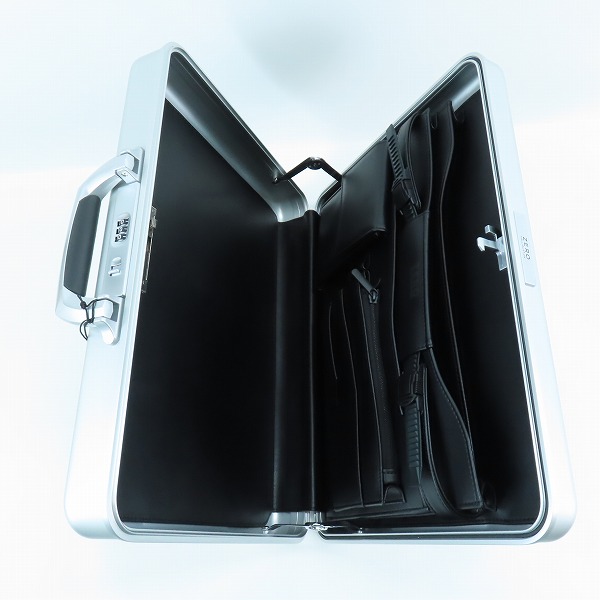 実際に弊社で買取させて頂いた【未使用】ZERO HALLIBURTON/ゼロハリバートン スリムライン アタッシュケース シルバー 9438805の画像 4枚目