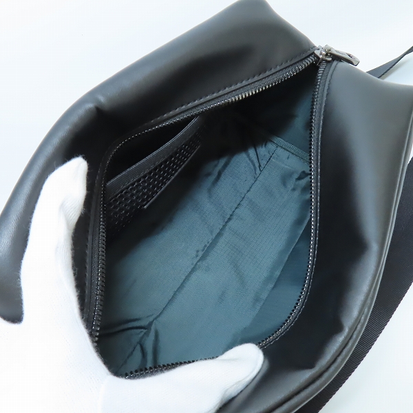 実際に弊社で買取させて頂いたLACOSTE/ラコステ  レザーモノグラムプリントショルダーポーチ/バッグ NH4398MRの画像 3枚目