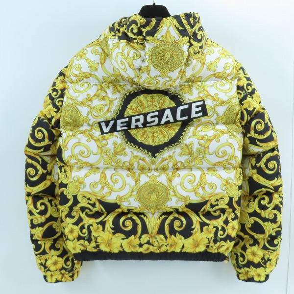 実際に弊社で買取させて頂いた【JPタグ】VERSACE/ヴェルサーチ バロック柄/総柄 ダウンジャケット A81908/46の画像 1枚目