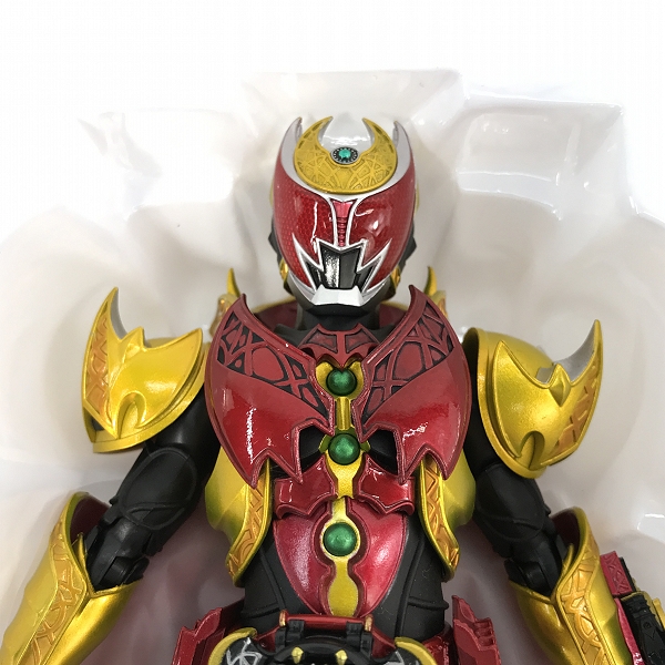 実際に弊社で買取させて頂いたBANDAI SPIRITS/バンダイスピリッツ S.H.Figuarts 真骨彫製法 仮面ライダーキバ エンペラーフォーム フィギュアの画像 2枚目