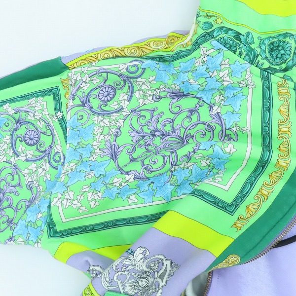 実際に弊社で買取させて頂いた【JPタグ】VERSACE/ヴェルサーチ 総柄 ジップアップ パーカー A88680/40の画像 7枚目