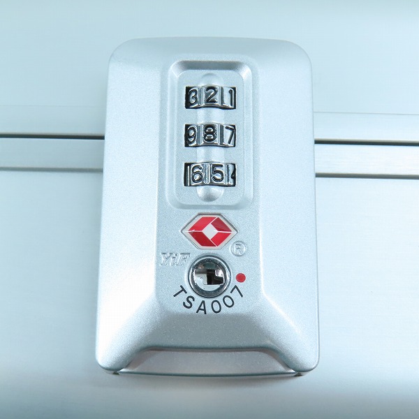 実際に弊社で買取させて頂いた【未使用】ZERO HALLIBURTON/ゼロハリバートン Pシリーズ アタッシュケース シルバー 9433805の画像 5枚目