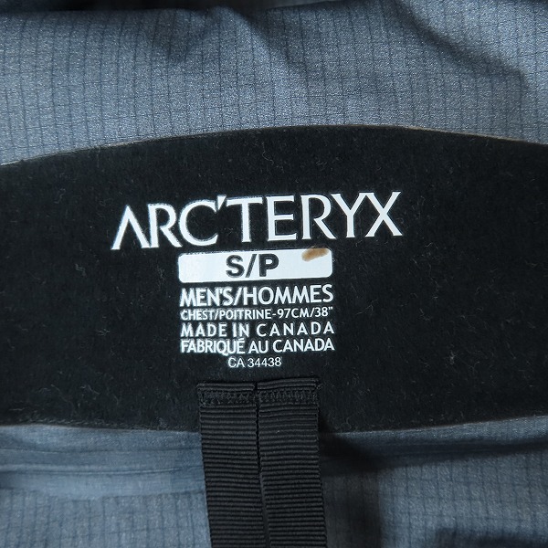 実際に弊社で買取させて頂いた【未使用】ARC'TERYX/アークテリクス BEAMS別注/40周年記念 GORE-TEX アルファ SV ジャケット 21883-58239/Sの画像 3枚目