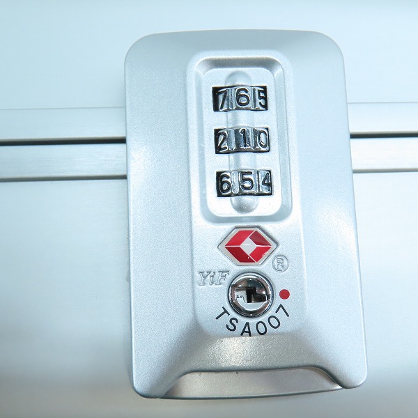 実際に弊社で買取させて頂いた【未使用】ZERO HALLIBURTON/ゼロハリバートン Pシリーズ アタッシュケース シルバー 9433805の画像 6枚目