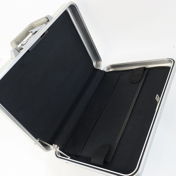 実際に弊社で買取させて頂いたZERO HALLIBURTON/ゼロハリバートン ダイヤルロック式 アタッシュケースの画像 4枚目