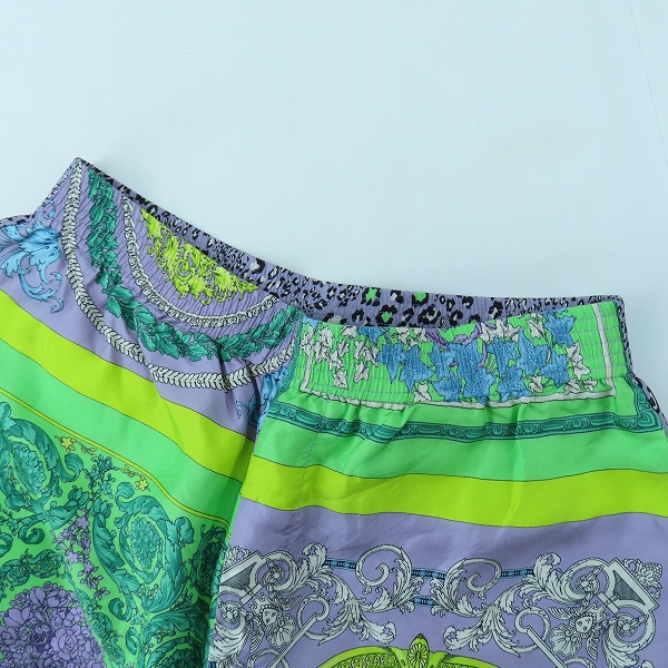 実際に弊社で買取させて頂いたVERSACE/ヴェルサーチ バロック/ヒョウ 総柄 シルク ハーフパンツ/ショーツ A84097/44の画像 6枚目