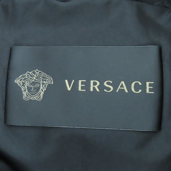 実際に弊社で買取させて頂いた【JPタグ】VERSACE/ヴェルサーチ バロック柄/総柄 ダウンジャケット A81908/46の画像 2枚目