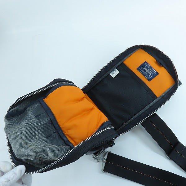 実際に弊社で買取させて頂いたPORTER/ポーター 85th ANNIVERSARY/85周年 HEAT/ヒート TYPE-C マグライト付 ショルダーバッグ/ボディバッグの画像 4枚目