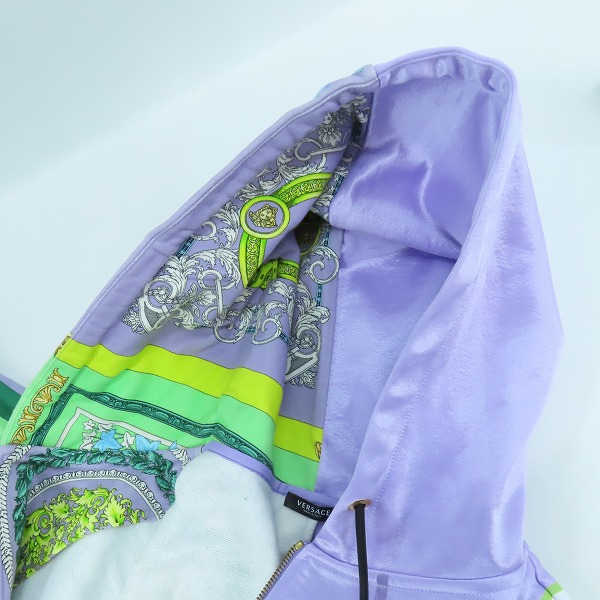 実際に弊社で買取させて頂いた【JPタグ】VERSACE/ヴェルサーチ 総柄 ジップアップ パーカー A88680/40の画像 6枚目