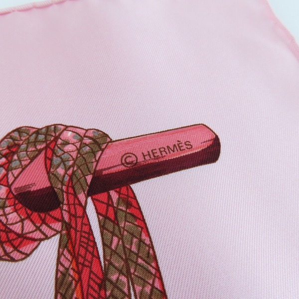実際に弊社で買取させて頂いたHERMES/エルメス カレ90 Passementerie 紐飾り シルク大判スカーフの画像 4枚目