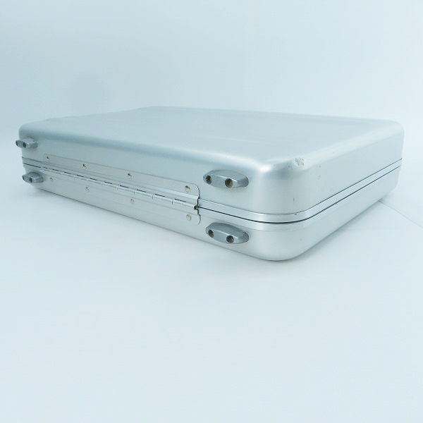 実際に弊社で買取させて頂いたZERO HALLIBURTON/ゼロハリバートン ダイヤルロック式 アタッシュケース シルバーの画像 2枚目