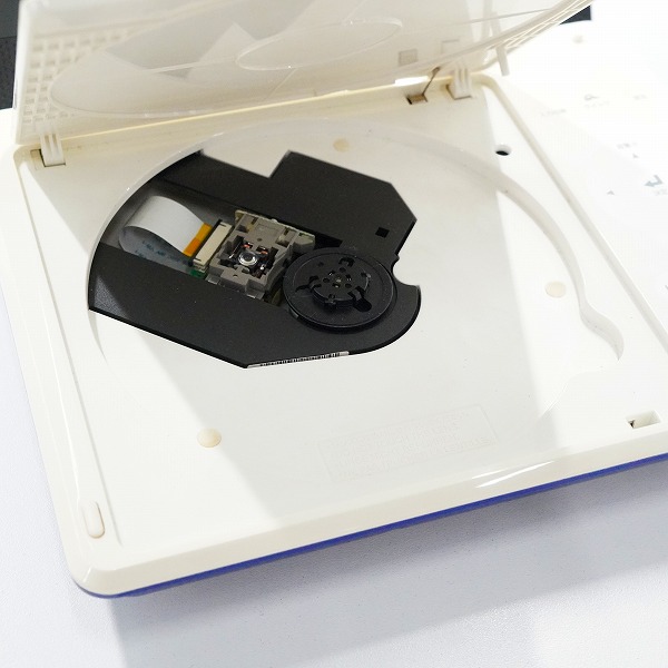 実際に弊社で買取させて頂いたTOSHIBA/東芝 SD-P77SL REGZA 7V型 ポータブルDVDプレーヤー 動作未確認の画像 3枚目