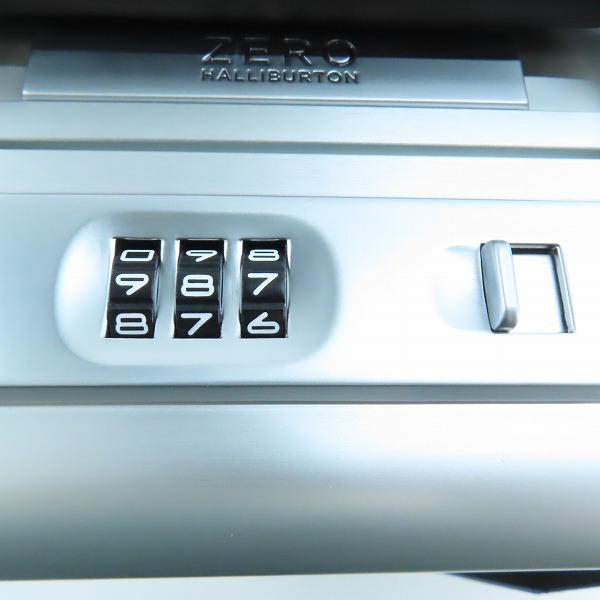 実際に弊社で買取させて頂いた【未使用】ZERO HALLIBURTON/ゼロハリバートン スリムライン アタッシュケース シルバー 9438805の画像 5枚目