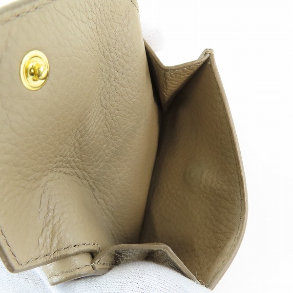 実際に弊社で買取させて頂いたPRADA/プラダ サフィアーノトライアングル レザー3つ折り財布 1MH021 の画像 5枚目