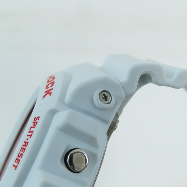 実際に弊社で買取させて頂いたG-SHOCK/G-ショック ウルトラマン誕生40周年記念 DW-6900FS【動作未確認】の画像 6枚目