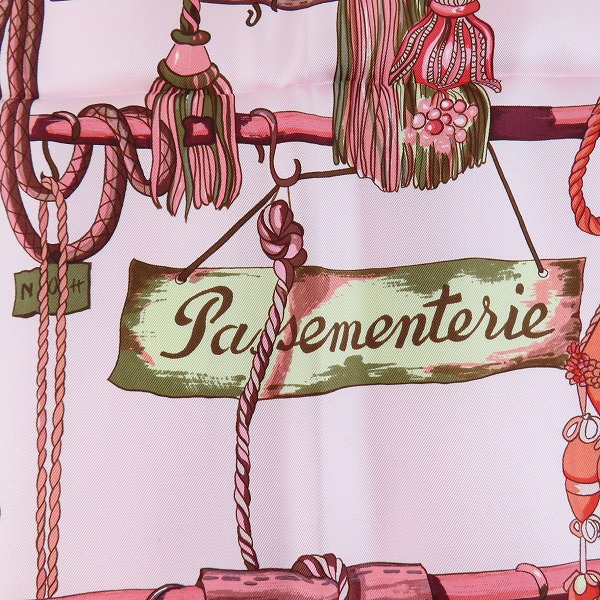 実際に弊社で買取させて頂いたHERMES/エルメス カレ90 Passementerie 紐飾り シルク大判スカーフの画像 3枚目