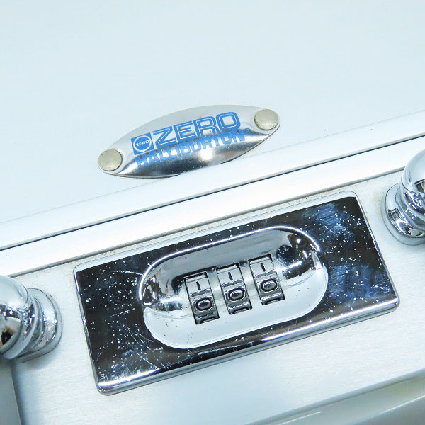 実際に弊社で買取させて頂いたZERO HALLIBURTON/ゼロハリバートン スーツケース シルバーの画像 3枚目