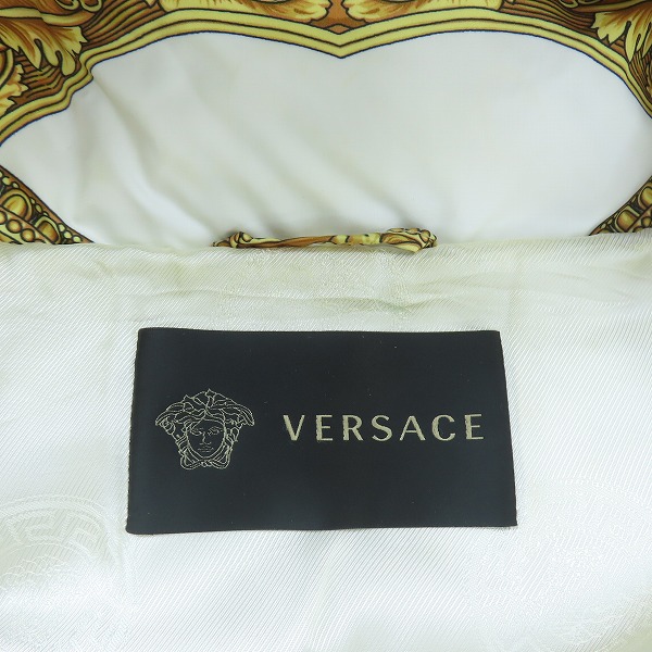 実際に弊社で買取させて頂いた【JPタグ】VERSACE/ヴェルサーチ 13FW バロッコ柄/総柄 ダウンジャケット A67619 A212277 13FW/46の画像 2枚目