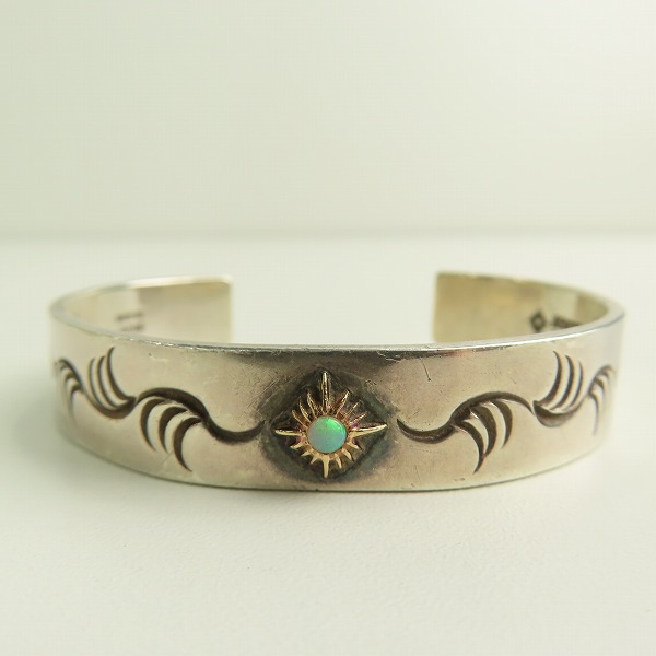 実際に弊社で買取させて頂いたARIZONA FREEDOM/アリゾナフリーダム K18 太陽神 石付き 唐草 バングルの画像 1枚目