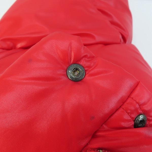 実際に弊社で買取させて頂いたMONCLER/モンクレール ダウンジャケット レッド G32-003 D90-201/2の画像 9枚目