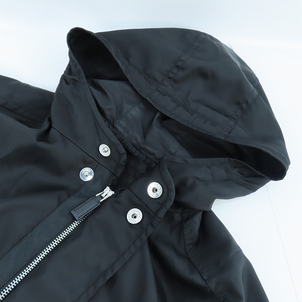 実際に弊社で買取させて頂いた【JPタグ】PRADA/プラダ 三角ロゴ ナイロンフーディジャケット 2018 SGB436/46の画像 8枚目