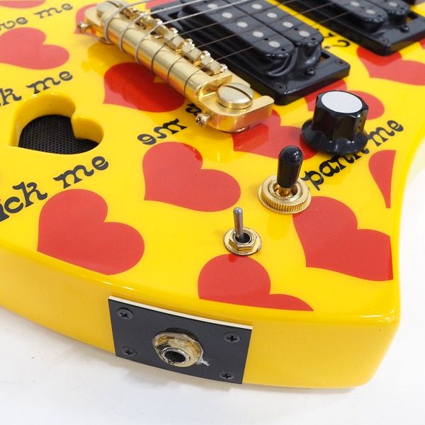 実際に弊社で買取させて頂いた★FERNANDES Burny/バーニー YH-JR.HY 2009 X Japan hideモデル イエローハート アンプ内蔵 ミニエレキギター ケース付の画像 6枚目