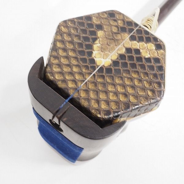 実際に弊社で買取させて頂いた★【難有り】中国民族楽器 二胡  黄建洪精製 明清 蛇革 ソフトケース付きの画像 5枚目