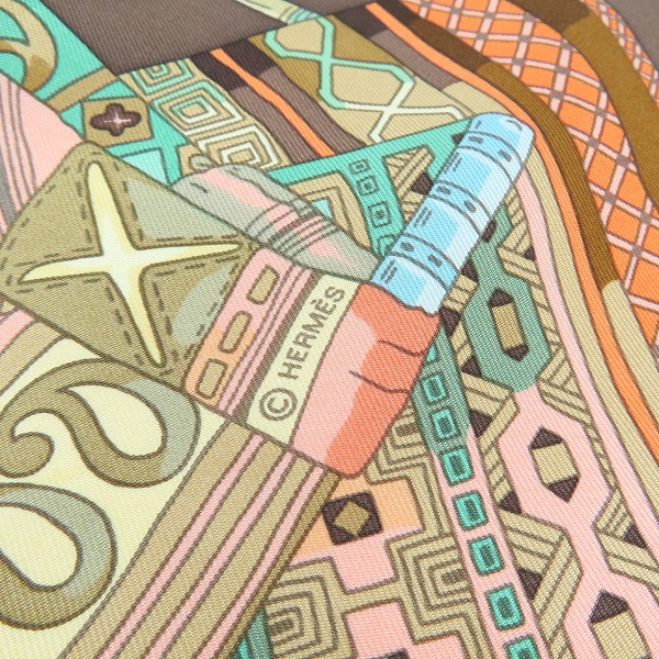 実際に弊社で買取させて頂いたHERMES/エルメス カレ90  Voyage en Etoffes 世界の布地を巡る旅 シルク大判スカーフの画像 5枚目