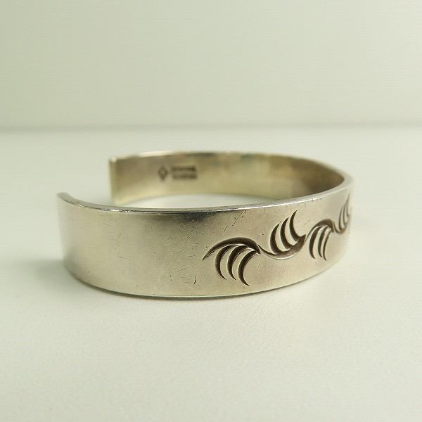 実際に弊社で買取させて頂いたARIZONA FREEDOM/アリゾナフリーダム K18 太陽神 石付き 唐草 バングルの画像 4枚目