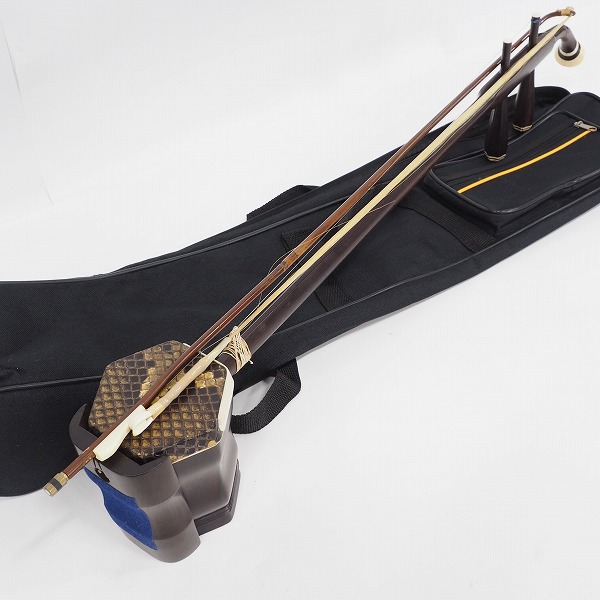 実際に弊社で買取させて頂いた★【難有り】中国民族楽器 二胡  黄建洪精製 明清 蛇革 ソフトケース付きの画像 0枚目