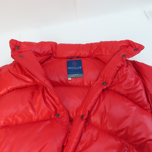 実際に弊社で買取させて頂いたMONCLER/モンクレール ダウンジャケット レッド G32-003 D90-201/2の画像 2枚目