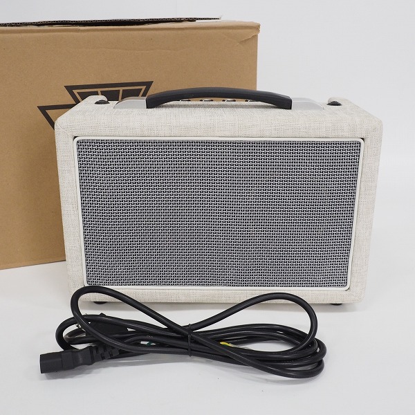 実際に弊社で買取させて頂いたLouis/ルイス LGA-10 Milkey White/ミルキーホワイト ギター用コンボアンプ 10W【動作確認済】 