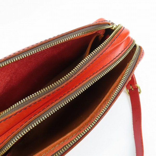 実際に弊社で買取させて頂いたHERZ/ヘルツ 二部屋ソフト ハンドバッグ/クラッチバッグ レッドの画像 4枚目