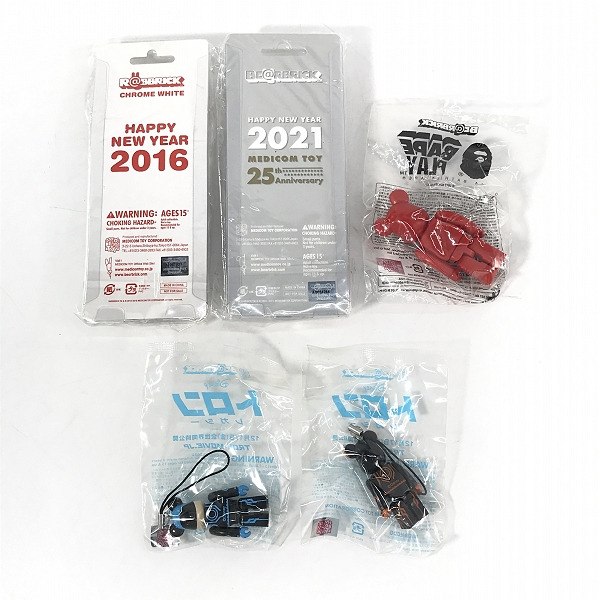 実際に弊社で買取させて頂いた【おまとめ/未開封】BE@RBRICK/ベアブリック HAPPY NEW YEAR 2016/2021/トロン/BAPE ストラップ の画像 1枚目