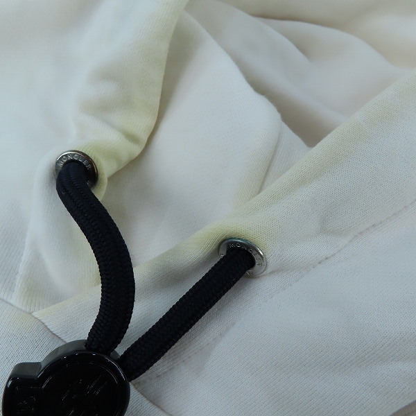 実際に弊社で買取させて頂いた【JPタグ】MONCLER/モンクレール MAGLIA プルオーバーパーカー ホワイト F20918G74610/XLの画像 6枚目