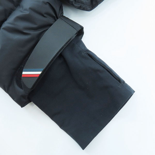 実際に弊社で買取させて頂いたMONCLER GRENOBLE/モンクレール グルノーブル 22AW CAMURAC GIUBBOTTO/ ショート ダウン ジャケット H20971A50540/3の画像 7枚目