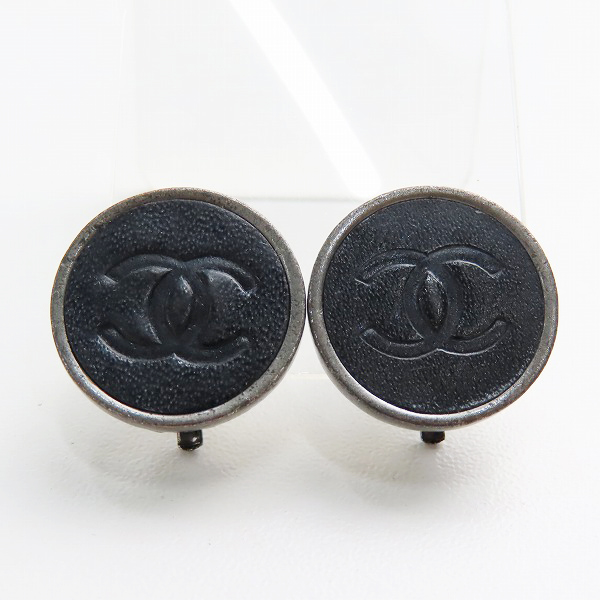 実際に弊社で買取させて頂いたCHANEL/シャネル ココマーク レザー イヤリング 00A 両耳の画像 1枚目