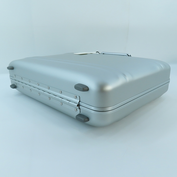 実際に弊社で買取させて頂いた【未使用】Zero Halliburton/ゼロハリバートンClassic Aluminum 3.0 ATT Large Attaché ラージアタッシュケース/944120005の画像 2枚目