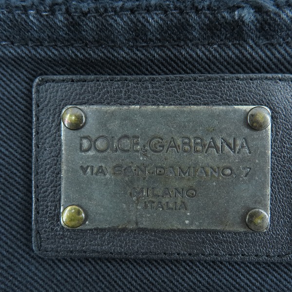実際に弊社で買取させて頂いたDOLCE&GABBANA/ドルチェ&ガッバーナ 16GREEN メタルロゴプレート ダメージ加工 ブラック デニム パンツ GZN9CT/G8G11/50の画像 2枚目