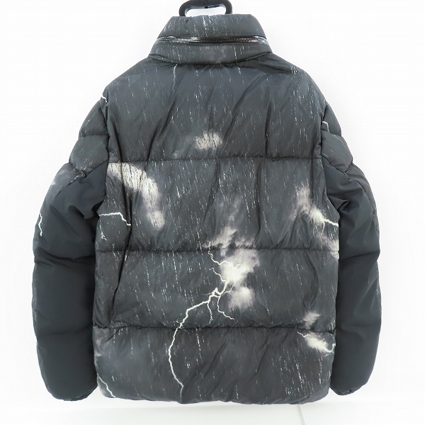 実際に弊社で買取させて頂いたMONCLER/モンクレール FABAS/ファバス 雷雲デザイン ダウンジャケット D20914196555/3の画像 1枚目