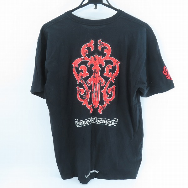 実際に弊社で買取させて頂いたCHROME HEARTS/クロムハーツ ダガープリント 半袖Tシャツ ブラック×レッド/XLの画像 1枚目