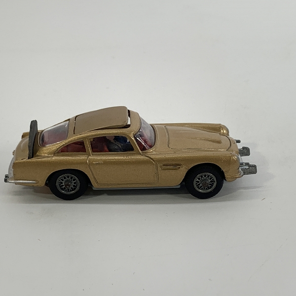実際に弊社で買取させて頂いたCORGI TOYS/コーギートイズ 1/43 007 ゴールドフィンガー ASTON MARTIN D.B.5 ＃261/アストンマーティン ゴールド ミニカーの画像 4枚目