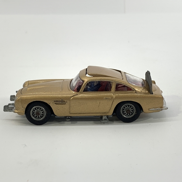 実際に弊社で買取させて頂いたCORGI TOYS/コーギートイズ 1/43 007 ゴールドフィンガー ASTON MARTIN D.B.5 ＃261/アストンマーティン ゴールド ミニカーの画像 2枚目