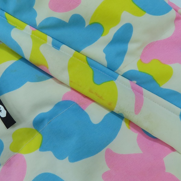 実際に弊社で買取させて頂いたA BATHING APE/アベイシングエイプ サルカモ/カモフラ/迷彩 リバーシブル ダウンジャケット ホワイト/Lの画像 6枚目