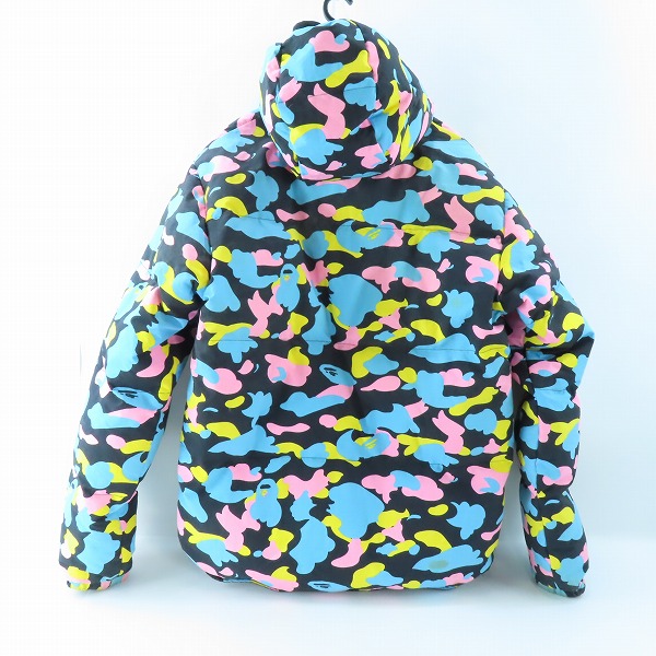 実際に弊社で買取させて頂いたA BATHING APE/アベイシングエイプ サルカモ/カモフラ/迷彩 リバーシブル ダウンジャケット ブラック/Lの画像 1枚目