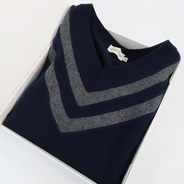 実際に弊社で買取させて頂いた【JPタグ】MONCLER/モンクレール MAGLIONE TRICOT SCOLLO AV ロゴワッペン Vネックセーター A20919144500 97890/M