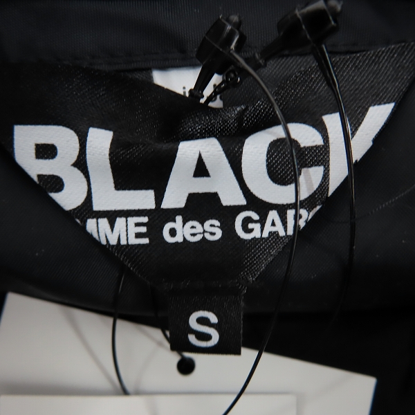 実際に弊社で買取させて頂いた(2)【未使用】BLACK COMME des GARCONS/ブラックコムデギャルソン 短冊ナイロンコート AD2019 1D-J041/Sの画像 3枚目