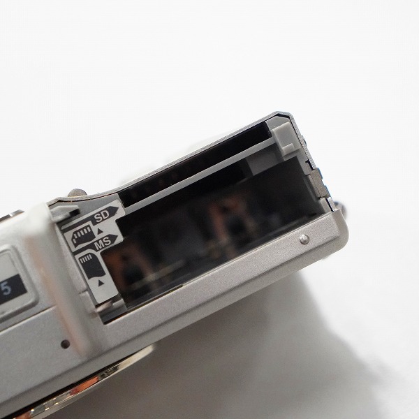 実際に弊社で買取させて頂いたMINOLTA/ミノルタ DiMAGE G400 コンパクトデジタルカメラ 動作未確認の画像 8枚目