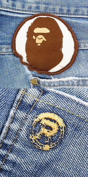 実際に弊社で買取させて頂いたA BATHING APE/アベイシングエイプ バック刺繍/ワッペン付き デニムパンツ Mの画像 9枚目