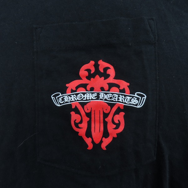 実際に弊社で買取させて頂いたCHROME HEARTS/クロムハーツ ダガープリント 半袖Tシャツ ブラック×レッド/XLの画像 4枚目